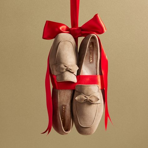 SHOES • Instagram Christmas Flat Lay Photography Clothing, Christmas Shoes Photography, Holiday Flat Lay, Christmas Content Ideas Instagram, Christmas Photoshoot Product, Holiday Product Photoshoot, Shoes Content Ideas, Christmas Still Life Photography, Christmas Product Photography Ideas