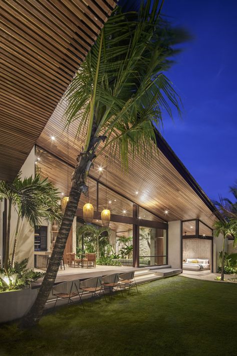 West Indies Home, Brazil Houses, Coconut Aesthetic, Biophilic Architecture, Luxurious Garden, Modern Tropical House, Bali House, House Design Pictures, Luxury Garden