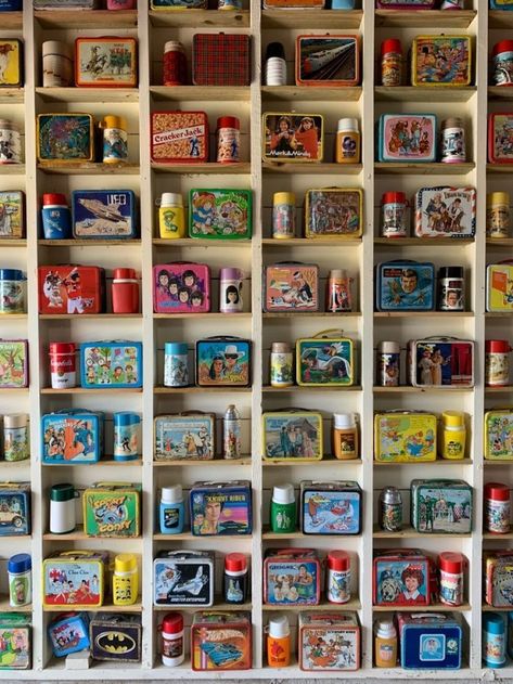 Toy Collector Room Ideas, Collections Of Objects Display, Toy Collection Display Ideas, Gallery Wall Decor Ideas, Retro Theater, Knick Knack Display, Vintage Toy Display, 1950s Toys, Antique Booth Displays