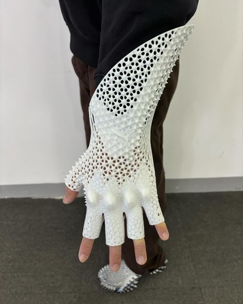 Fully 3D printed elastic lattice gloves designed for @puma's Mostro runway show by @bloor___ @mr_danny_t @aliveform.bio. ⁠ ⁠ 📷: @mr_danny_t Parametric Architecture, Gloves Design, 3d Fashion, Parametric Design, Inspirational Artwork, Runway Show, Lattice, 3d Printing, Gloves