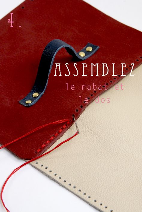 Tuto comment faire une trousse mini cartable | Dans Mon Bocal Diy Trousse, Diy En Cuir, Diy Couture, Passport Holder, Stuart Weitzman, Mini Bag, Free Printable, 20 Cm, Sandals Heels