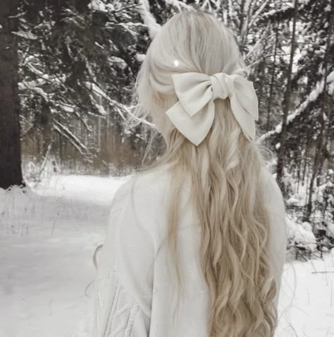 White Blonde Aesthetic, Snow Princess Aesthetic, Ice Princess Aesthetic, Winter Princess Aesthetic, Winter Oc, 헬로키티 배경화면, Coquette Winter, Ice Blonde Hair, Sakura Anime