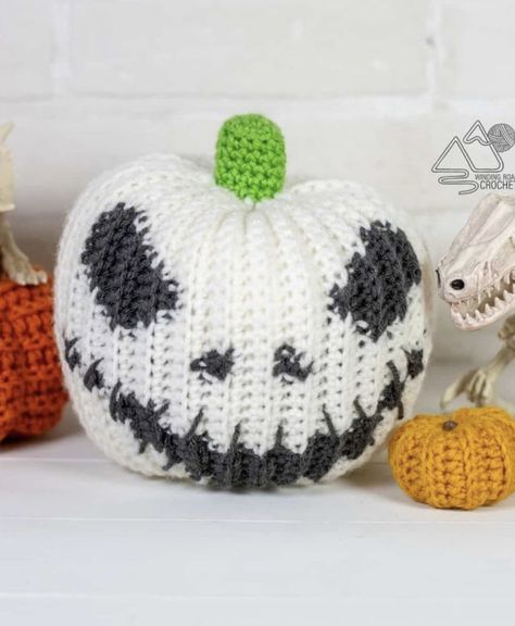 Crochet Skeleton, Winding Road Crochet, Crochet Pour Halloween, Crochet Ghost, Skeleton Pumpkin, Modern Crochet Patterns, Crochet Simple, Crochet Fall, Fall Decoration