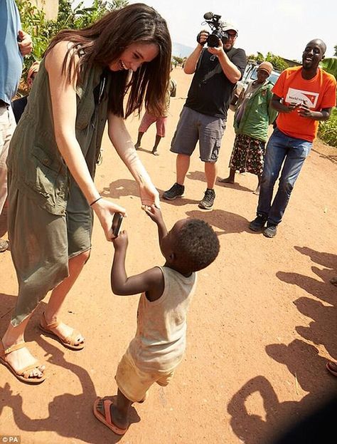 Meghan Markle Dress, The Tig, Mission Trips, Humanitarian Work, Harry And Megan, Princess Meghan, Prince Harry And Megan, Prinz Harry, Missionary Work