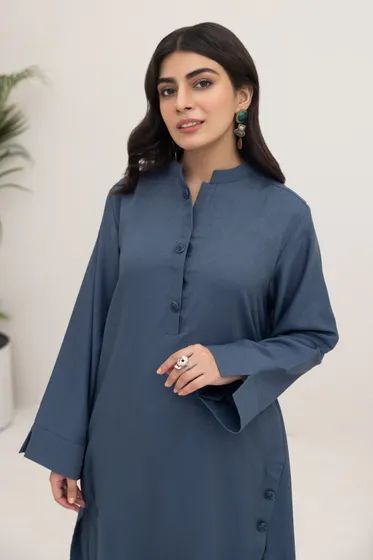 Solid Suit Designs, Suit Designs Pakistani, Embroidery On Kurtis, Pakistani Fashion Casual, Kurti Embroidery Design, Kurta Designs Women, Stylish Party Dresses, Stylish Dress Designs, Suit Designs