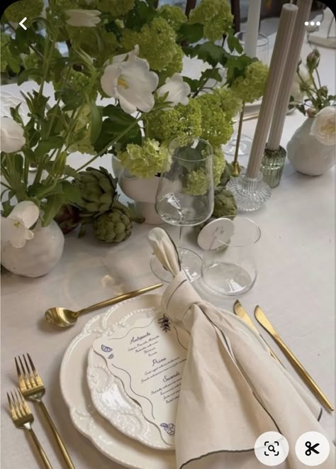 Tuscany Wedding Table Decor, Nancy Meyers Tablescape, Nancy Meyers Wedding Aesthetic, Greek Wedding Aesthetic, European Wedding Decor, Classy Spring Wedding, Wedding Tablescapes Round, Green Tablescape, Tablescapes Wedding