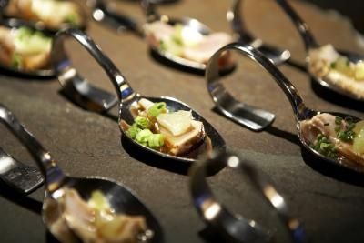 Spoon size hors d'oeuvres  From: Menu Ideas for a Black Tie Party Engagement Party Food Table, Black Tie Dinner Party, Tie Food, Black Tie Party, Dinner Party Menu, Iron Rich Foods, Black Tie Gala, Black Tie Affair, Sensory Experience