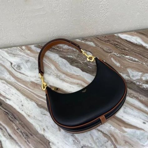 Bags Fall 2023, Tas Celine, Cute Shoulder Bags, Handbag Aesthetic, Shoulder Bag Aesthetic, Going Out Bag, Shoulder Bag Outfit, Luxury Bags Collection, Everyday Purse