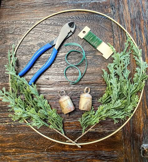 How to Make a Wire Christmas Wreath Christmas Ring Decoration, Wire Christmas Wreath, Metal Christmas Wreath, Wreath Diy Christmas, Christmas Wreath Diy, Cedar Wreath, Diy Christmas Wreaths Ideas, Christmas Wreaths Ideas, Window Wreath