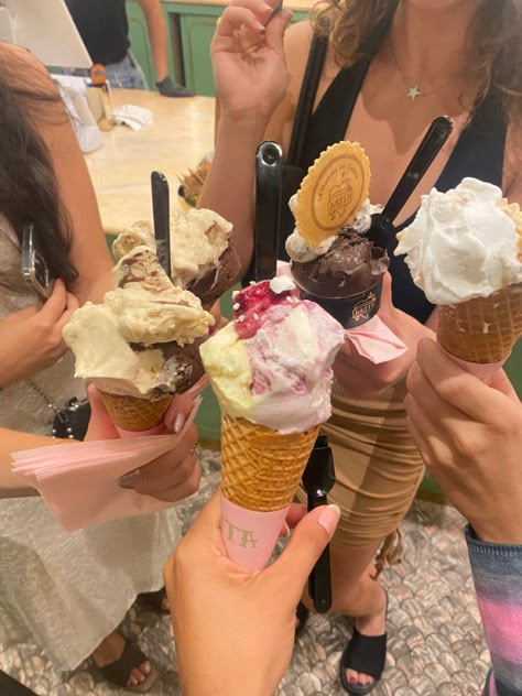 Summer Barcelona, Ice Cream Pictures, Ice Cream Place, Summer Moodboard, Summer Vision Board, Summer Baking, Summer Vision, Summer Ice Cream, Eating Ice Cream