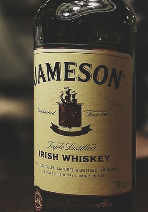 Irish Whiskey Drinks, Irish Aesthetic, Irish Whiskey Brands, Best Irish Whiskey, Baileys Cocktails, Whiskey Logo, Whiskey Packaging, Whiskey Cream, Home Decor Winter