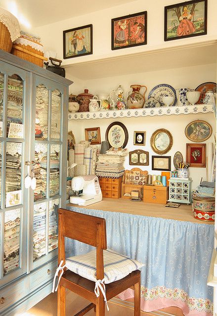 Sewing room Sewing Room Inspiration, Sewing Spaces, Dream Craft Room, Craft Room Design, Sewing Room Organization, Painted Cottage, Casa Vintage, Design Blogs, Craft Room Storage