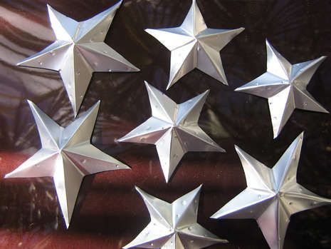 How to turn soda cans into stars. » Curbly | DIY Design Community Soda Can Art, Soda Can Crafts, Tin Can Art, Aluminum Can Crafts, Tin Star, Tin Can Crafts, Aluminum Cans, Pop Cans, Tin Art