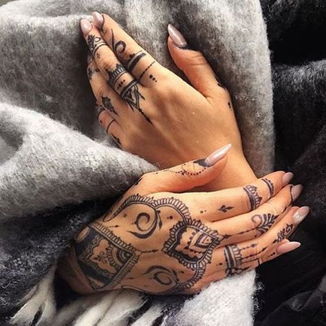 Henna                                                       … Jaguar Henna, Henna Finger Tattoo, Henna Ink, Henne Tattoo, Jagua Tattoo, Henna Inspired Tattoos, Hand Tats, Modern Mehndi Designs, Pretty Henna Designs