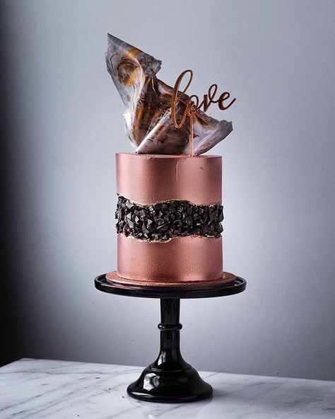 Is Copper still a trend? In the photo Copper Cake, with Black Edible Stones and Marble Chocolate Sails. Stylish Cake, Copper Cake, Fault Line Cake, Marble Chocolate, Copper Still, Geode Cake, Chocolate Wedding Cake, Marble Cake, Bride Magazine