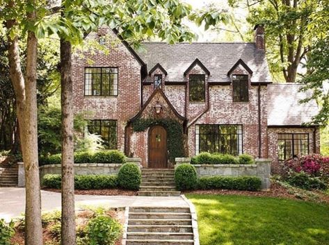 Needs more white wash on bricks Tudor Style Homes, Lots Of Windows, Brick Exterior House, Casas Coloniales, Tudor House, Old Bricks, Design Exterior, Building Exterior, Dream House Exterior