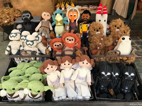 There are a LOT of new shops in Star Wars: Galaxy's Edge at Disneyland. It can be overwhelming! Here are our Top 10 Items We Can't Wait to Buy in Galaxy's Edge! Disneyland Gifts, Disneyland Star Wars, Imagenes Aesthetic, Galaxy Edge, Galaxys Edge, Star Wars Merch, Star Wars Galaxy's Edge, Star Wars Galaxy, Disney Merch