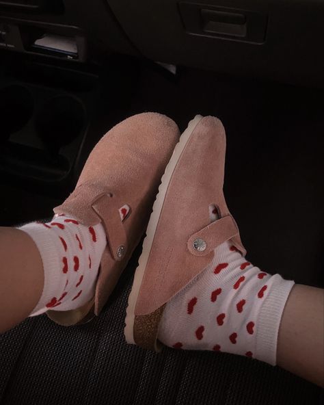 Pink Burken Stocks, Pink Boston Clogs, Pink Birkenstock Clogs Outfit, Pink Boston Birkenstocks Outfits, Pink Birkenstock Clogs, Pink Boston Birkenstocks, Birkenstock Boston Pink, Pink Birkenstocks Outfits, Boston Fits