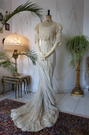 Antique Wedding Gown, Historical Pics, Antique Dresses, 1900s Fashion, Neo Victorian, Edwardian Dress, Old Dresses, Wedding Gowns Vintage, Antique Dress