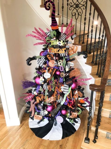 Pink Halloween Tree, Hocus Pocus Tree, Upcycled Halloween Decorations, Halloween Trees Ideas, Lemax Spooky Town Display, Christmas Tree Halloween, Creepy Decorations, Halloween Fanart, Halloween Tree Decorations