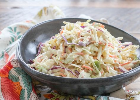 Creamy Southern Style Coleslaw Bbq Slaw, Traditional Coleslaw Recipe, Classic Coleslaw Recipe, Southern Coleslaw, Best Coleslaw Recipe, Refreshing Salads, Slow Cooker Baked Beans, Easy Coleslaw, Coleslaw Recipe Easy