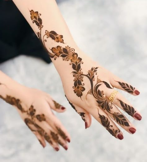 Arabian Henna Designs, Khafif Mehndi Design, Rose Mehndi Designs, Latest Henna Designs, Henna Art Designs, Very Simple Mehndi Designs, Modern Mehndi Designs, Arabic Henna, Engagement Mehndi Designs