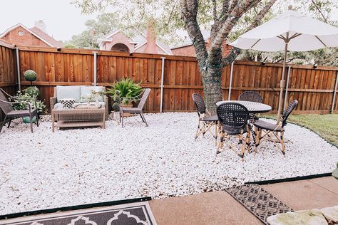 Rock Patio Ideas On A Budget, Outdoor Patio Ideas Rocks, Small Outdoor Gravel Patio Ideas, Small Backyard Table Ideas, Best Gravel For Patio, Diy Rock Patio Ideas, White Rock Patio, White Rock Backyard, Small Gravel Patio Ideas