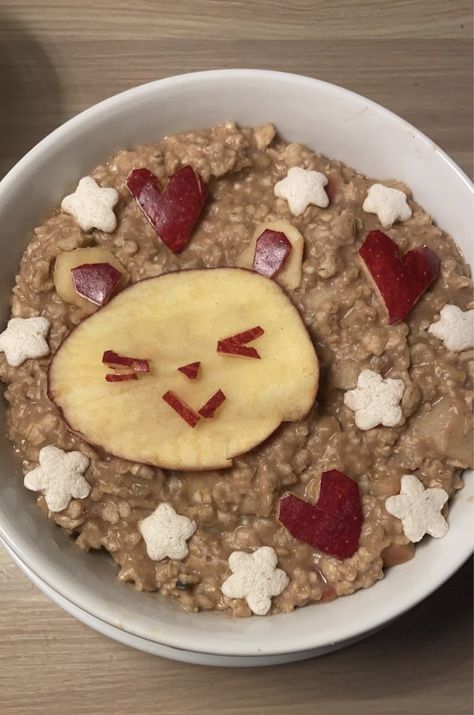 bear apple pie cinnamon sweet oatmeal meal food cute Vegetable Crockpot Recipes, Cute Oatmeal, Sweet Oatmeal, Food Cute, Oatmeal Bowls, Sweet Snacks Recipes, Breakfast Bowls, Food Obsession, Clean Recipes