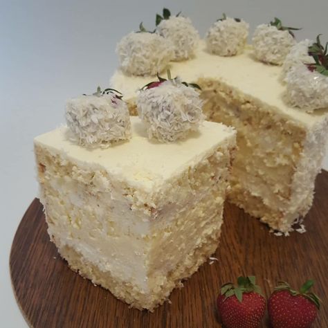 eine-kleine-raffaello-torte-weiße-und-beige-creme-erdbeeren-mit-kokosraspeln-bedeckt Vanilla Cake, Vanilla, Coco, Cake