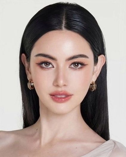 All perfect👌I recommend the product Thank you very much Hairstyle On Saree For Party, Hairstyle On Saree, Bride Makeup Asian, Asian Makeup Trends, Professional Makeup Artist Kit, Gatsby Makeup, Raw Stone Rings, Davikah Hoorne, Saree For Party