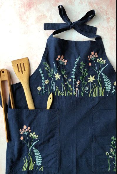 Apron Vintage, Embroidered Apron, Traditional Embroidery, Little Kitchen, Womens Aprons, Apron Pockets, Crochet Coasters, Linen Apron, Embroidery Flowers