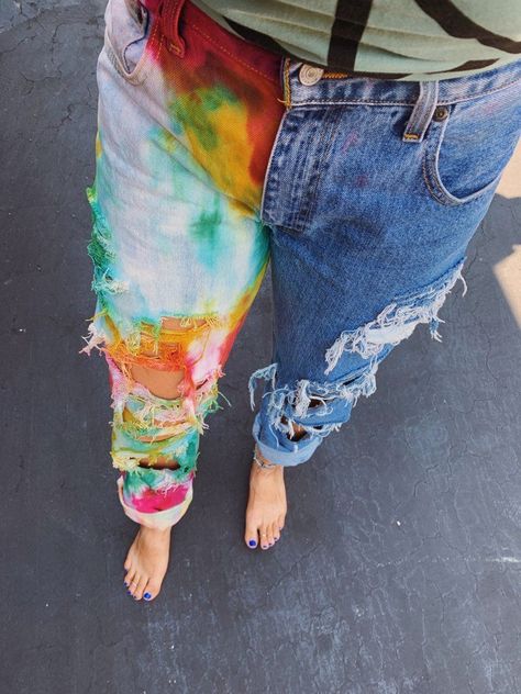 Ty Dye, Diy Tie Dye Designs, Tie Dye Patterns Diy, Diy Tie Dye Shirts, Diy Tie Dye, Dye Jeans, Tie Dye Crafts, Tie Dye Jeans, How To Tie Dye