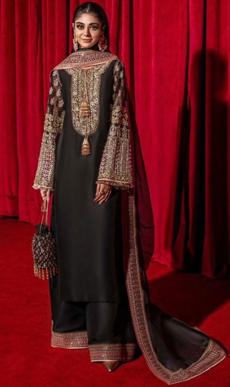 Hussain Rehar, Velvet Dress Designs, Kurta Set For Women, Pakistani Fashion Party Wear, Salwar Kamiz, Pakistani Bridal Dresses, Fancy Dress Design, Dress Indian Style, Pakistani Dress Design