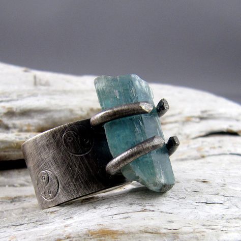 kingdom of style Rough Stone Jewelry, Raw Stone Jewelry, Raw Gemstone Jewelry, Silver Jewelry Design, Unusual Jewelry, Mind Body Spirit, Handmade Rings, Crystal Ring, Contemporary Jewellery