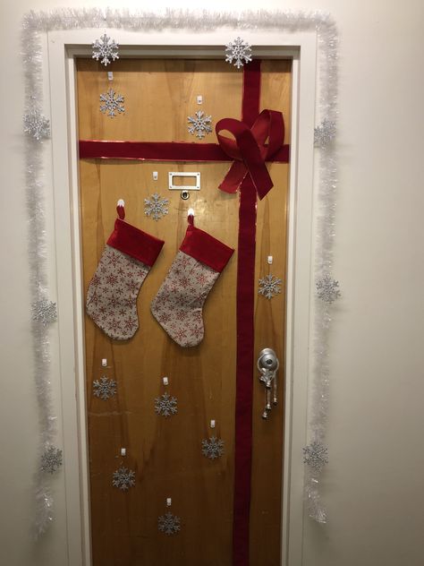 Christmas Door Decorations For Dorm, Christmas College Dorm Decorations, Holiday Dorm Decor, Diy Christmas Dorm Decor, Winter Dorm Decor, Christmas Dorm Door Ideas, Christmas Decor For Dorm Room, Dorm Door Christmas Decor, Christmas Door Apartment