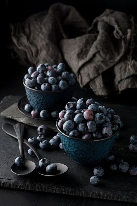 Yummy Fruit, Moody Food Photography, Live Drawing, Dark Food Photography, Black Food, Food Photography Inspiration, Fruit Photography, Food Photography Styling, Fruit And Veg