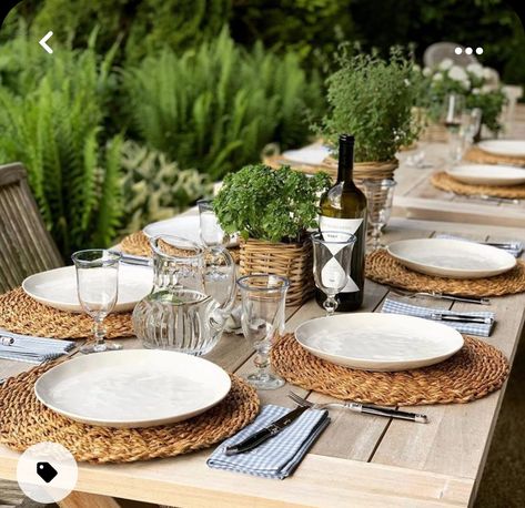 Rougemont Interiors, Mountain Chic, Outdoor Dinner Party, Outdoor Dinner Parties, Tafel Decor, Table Setting Inspiration, Dinner Table Setting, Outdoor Dinner, Beautiful Table Settings