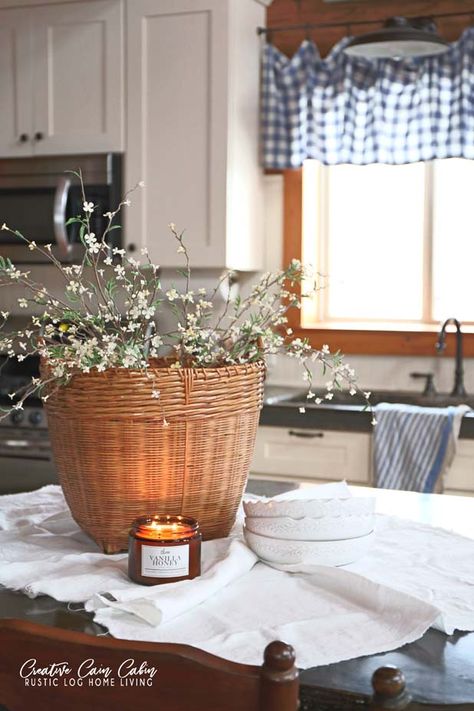 Picnic Basket Centerpiece Ideas, Basket Centerpieces Table, Picnic Basket Centerpiece, Picnic Basket Decor, Basket Centerpiece, Picnic Planning, Pine Sol, Basket Centerpieces, Farmhouse Cabin