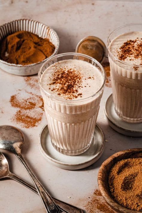 Creamy Cinnamon Roll Smoothie - Kalejunkie Cinnamon Roll Smoothie, Winter Smoothies, Fall Smoothies, Creamy Smoothies, Dairy Free Yogurt, Yummy Smoothie Recipes, Breakfast Smoothies, Smoothie Shakes, Yummy Smoothies