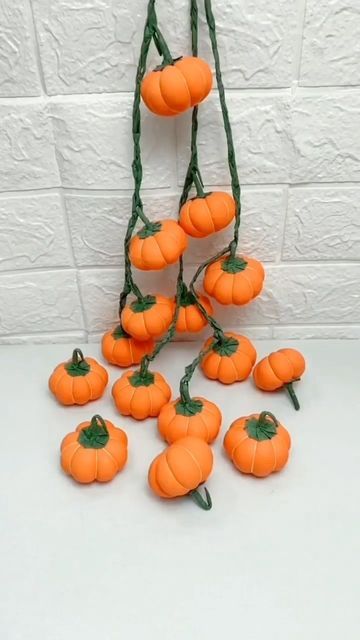 Fall Pumpkin Crafts, Fall Decor Diy Crafts, Halloween Crafts Decorations, Homemade Halloween, Fall Halloween Crafts, Fall Crafts Diy, Halloween Diy Crafts, Fun Easy Crafts, Halloween Crafts For Kids