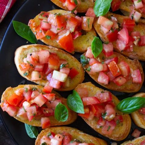 How to make Bruschetta - Easy Summer Mediterranean Recipes - happymediterranean.com Bruschetta Easy, Italian Bruschetta Recipe, How To Make Bruschetta, Tomato Bruschetta Recipe, Italian Bruschetta, Summer Mediterranean, Starter Dishes, Tomato Bread, Tomato Bruschetta