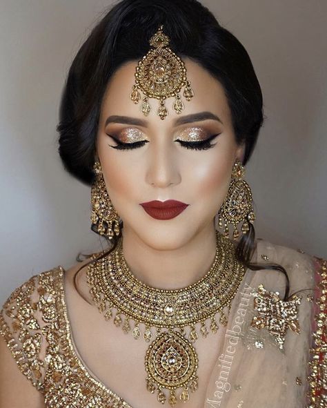 Bridal Makeup For Dusky Skin Indian, Makeup With Golden Lehenga, Bridal Makeup With Maroon Lehenga, Gold Dress Makeup, Indian Bride Smokey Eye Makeup, Bride Eye Makeup, Pakistani Bridal Makeup Red, Desi Bridal Makeup, Latest Bridal Makeup