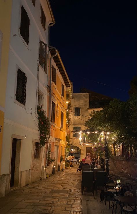 Italian Streets At Night, European Night Aesthetic, Italy Streets Aesthetic, Italian City Street, Europe At Night Aesthetic, Italian Night Aesthetic, Italian Night Life, Italy At Night Aesthetic, Old Europe Aesthetic