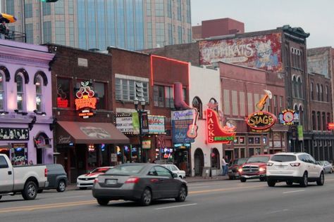 11 Ways Living In Nashville Ruins You For Life Living In Nashville Tn, Nashville Living, Nashville Photos, Nashville Things To Do, Tennessee Living, Tennessee Road Trip, Vision Bored, Living In Nashville, Post Grad