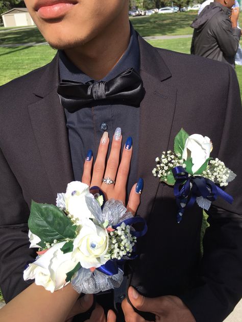 Dark Blue Tux, Navy Blue Corsage, Prom Corsage Blue, Black Corsage, Prom Flowers Corsage, Blue Corsage, Prom Photography Poses, White Rose Boutonniere, White Corsage