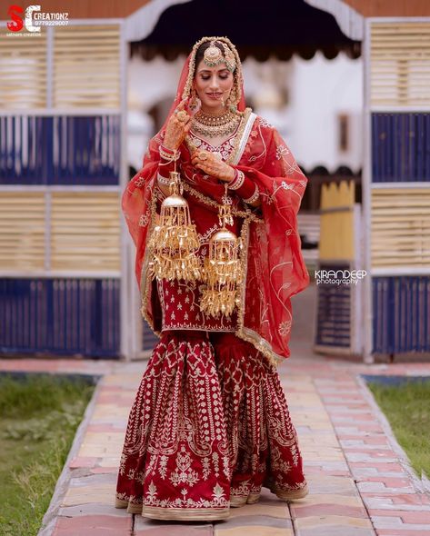 Simple Punjabi Wedding, Sikh Bridal Suits, Punjabi Bridal Lengha Red, Anand Karaj Suit, Punjabi Wedding Suit Bridal, Bridal Suits Punjabi Sikh Bride, Punjabi Wedding Suit Bridal Sikh Bride, Anand Karaj Outfit, Traditional Punjabi Bride