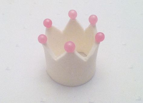 Crown cupcake topper tutorial - have to keep this in mind for my niece's birthday next year :) Fondant Face, Fondant Crown, Crown Cupcake Toppers, Deco Cupcake, 4de Verjaardag, Crown Cookies, Crown Cupcakes, Face Tutorial, Fondant Flower Tutorial