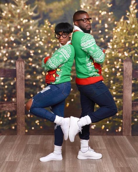 Cute Siblings Pictures, Funny Holiday Photoshoot Family, Awkward Brother Sister Photoshoot, Christmas Photo Shoot Family, Funny Christmas Card Poses, Awkward Family Photos 2 People, Fun Outdoor Photoshoot, Goofy Sibling Pictures, Family Christmas Photoshoot Ideas With Teenagers