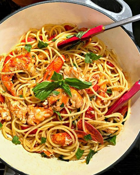 Spaghetti with Lobster – TasteFood Lobster Spaghetti, Lobster Pasta, Lobster Dishes, Radicchio Salad, How To Cook Lobster, Lobster Meat, Lobster Recipes, Fresh Meat, Easy Pasta Recipes