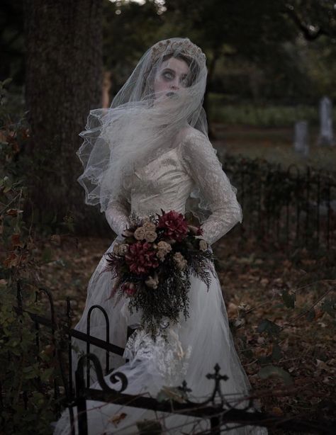 Victorian Vampire Costume, Victorian Costume Halloween, Ghost Bride Costume, Dead Bride Costume, Zombie Bride Costume, Halloween Bride Costumes, Goth Bride, Corpse Bride Costume, Dead Bride